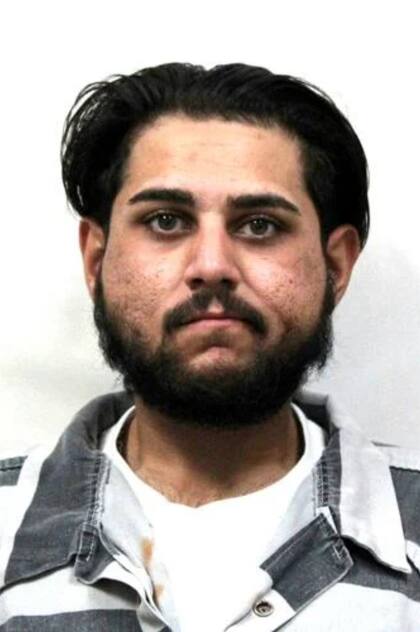 El hombre fue detenido por personificar a un oficial de policía después de perseguirlo hasta una tienda de conveniencia, a pocos minutos de distancia donde se produjo un incidente de tráfico