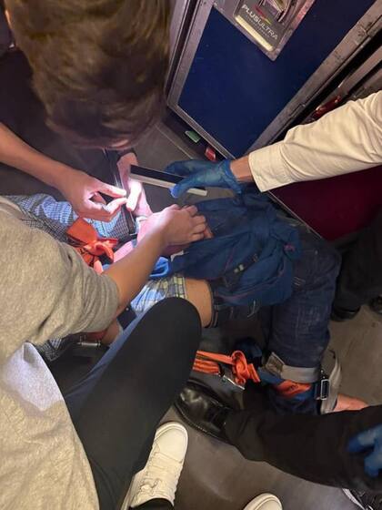 El hombre fue inmovilizado al fondo del avión