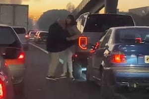 Un hombre se bajó del auto y golpeó a una mujer tras chocar en la autopista