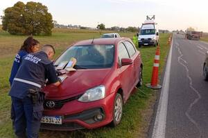 Paró en la banquina de la ruta para cambiar la rueda y lo atropelló un camión: murió en el lugar