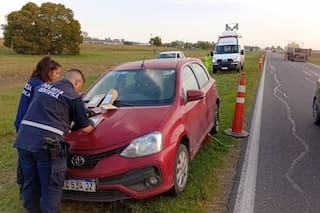 Paró en la banquina de la ruta para cambiar la rueda y lo atropelló un camión: murió en el lugar