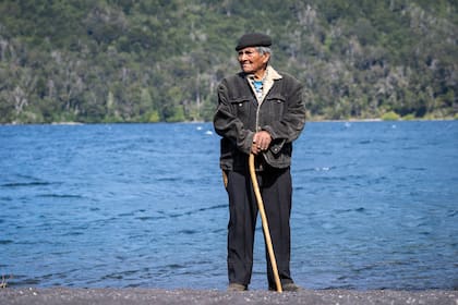 El hombre hace luces de espejo cuando quiere cruzar el lago. Entonces lo embarca Prefectura, Parques Nacionales o un amigo que se llama Angel que navega en la lancha con la excursión Paimún al Límite.