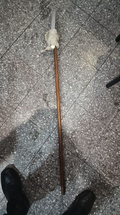 El hombre hizo una lanza tumbera.