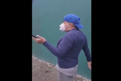 El hombre huyó del lugar (Captura video)