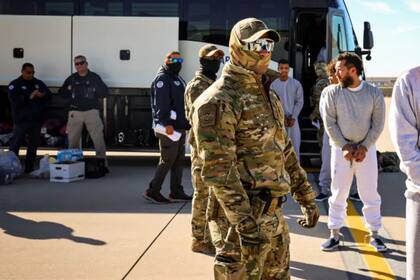 El hombre, identificado como Tirso, ingresó a EE.UU. en abril de 2024 y, tras recibir una orden de deportación, fue enviado a la base militar