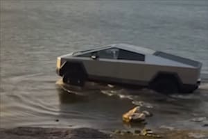 Quiso probar la función “Wade Mode” de su Cybertruck en un lago y terminó preso: qué dijo Tesla