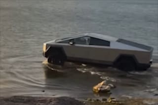 Quiso probar la función “Wade Mode” de su Cybertruck en un lago y terminó preso: qué dijo Tesla