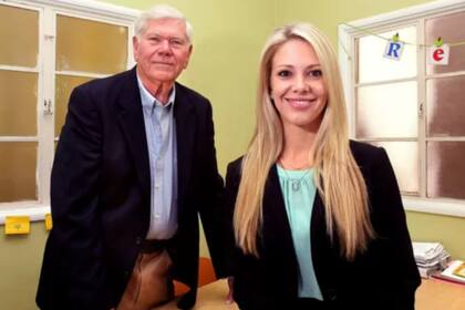 El hombre junto a su hija, la primera que notó que su padre no sabía leer