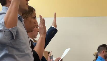 El hombre juró lealtad a la bandera el mismo día de la entrevista