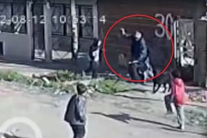 El hombre la arrojó al piso y le pegó en la cabeza