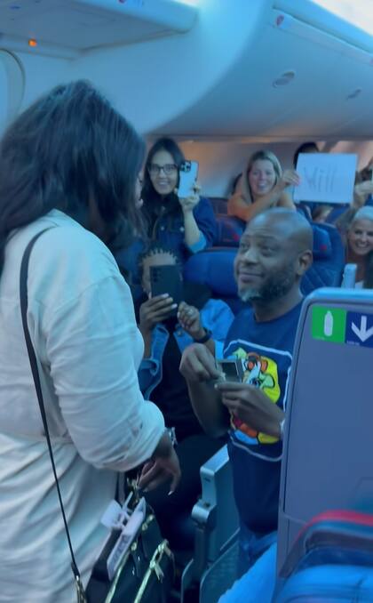 El hombre la esperó paciente afuera del sanitario para hacerle la propuesta