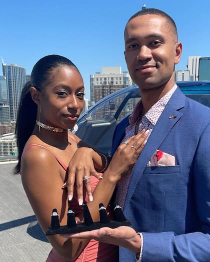 El hombre le llevó a su novia cinco opciones de anillo de compromiso para que eligiera el que más le gustara