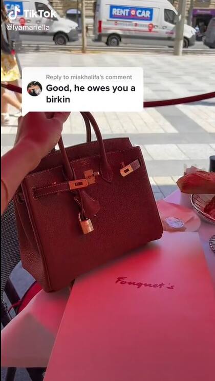 El hombre le regaló una cartera de lujo a su flamante esposa para intentar sanar su error (Foto: Captura de video)