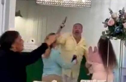 El hombre les apuntó con un arma a todos los invitados