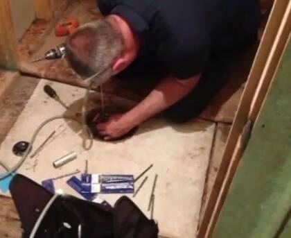 El hombre llamó a un cerrajero que ayudó a romper la caja fuerte