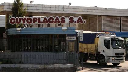 El hombre llegaba a la empresa cuando fue sorprendido por el ladrón, quien le asestó un golpe letal en la cabeza y se fugó con el rodado. Los compañeros de trabajo de la víctima reclaman Justicia y presencia policial. Conmoción en toda la provincia.