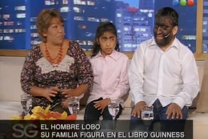 "El hombre lobo" y su familia en el living de Susana Giménez (Captura Telefe)