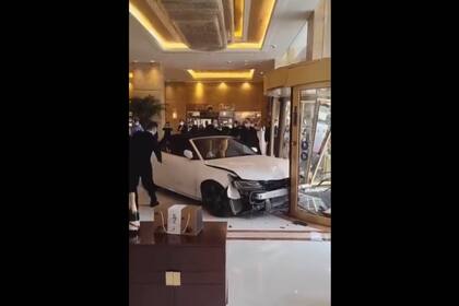 El hombre manejó dentro del hotel (Captura video)