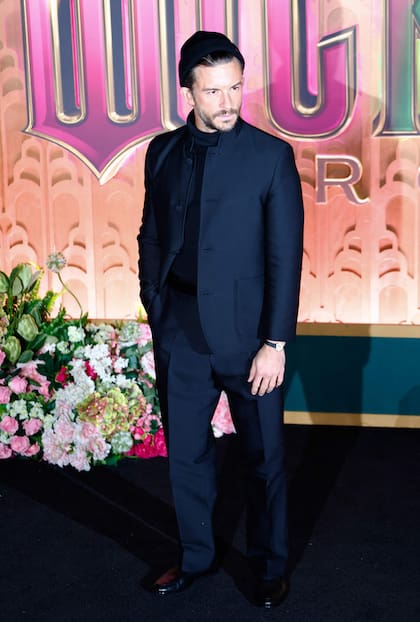 El hombre más sexy del mundo según la revista People, Jonathan Bailey, dejó en claro que también tiene buen gusto a la hora de vestir: en la alfombra roja de la nueva entrega de Wicked lució impecable con un look monocromático de la colección primavera/verano 2026 de Loro Piana