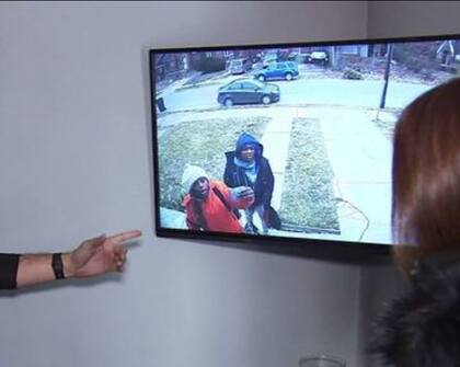 El hombre mostró a los medios de comunicación quiénes eran las adolescentes y logró encontrarlas