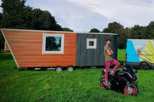 El hombre mostró qué muebles hay dentro de su mini casa; el baño causó polémica entre los usuarios