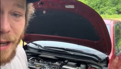 El hombre mostró su auto a sus seguidores Foto: Captura de pantalla @wrenchin_derek