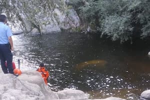 Se resbaló en una piedra con su hija, cayeron al río y murió cuando salvó a la niña en La Cumbrecita