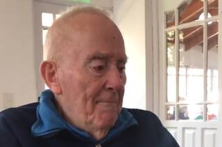 Un abuelo se conmueve hasta las lágrimas por los festejos de Racing