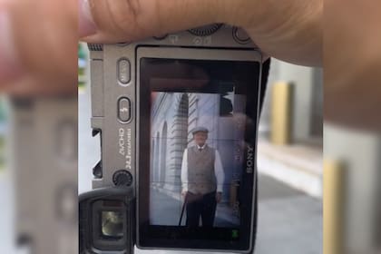 El hombre posó como los reconocidos personajes (Captura video)