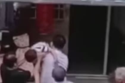 EL hombre que atrapó al pequeño tras la caída y terminó con una lesión en el brazo, pero el menor no sufrió el mínimo daño