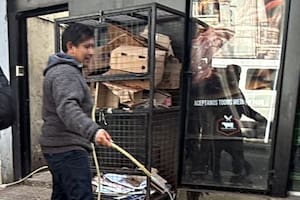 El hombre que entró a robar en un almacén en La Plata y terminó limpiando la vereda