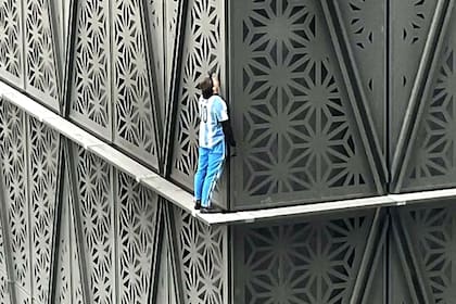El hombre que escaló un edificio en Puerto Madero con la camiseta de la selección argentina