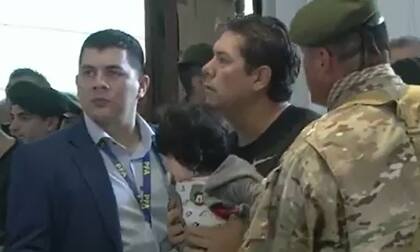 El hombre que se aceró al presidente para que salude a su hijo