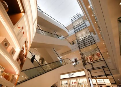 El hombre que se arrojó al vacío lo hizo desde el tercer piso, desde una altura de 40 metros