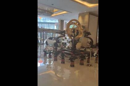 El hombre quedó detenido (Captura video)