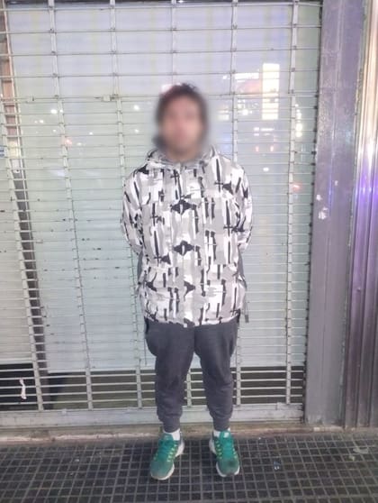 El hombre quedó detenido tras embestir a la agente de tránsito