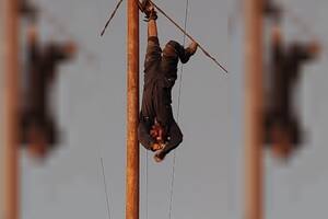 Quiso robar cables de cobre, se electrocutó y quedó colgado dos horas hasta que lo rescataron