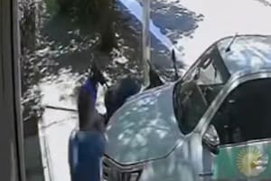 Le rompió la camioneta a una vecina que escuchaba música a todo volumen a la siesta