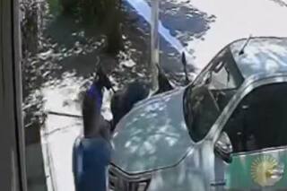 Le rompió la camioneta a una vecina que escuchaba música a todo volumen a la siesta