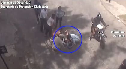 El hombre quedó tendido en el asfalto tras el accidente