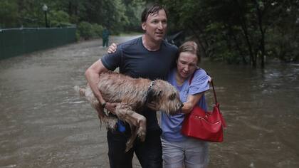 El hombre rescató a su vecina con un bote en el barrio de River Oaks, Houston