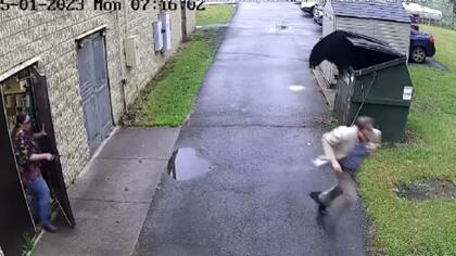 El hombre se alejó rápidamente cuando vio al oso