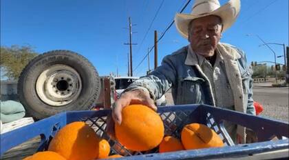 El hombre se dedica a la venta de naranjas desde hace más de 10 años