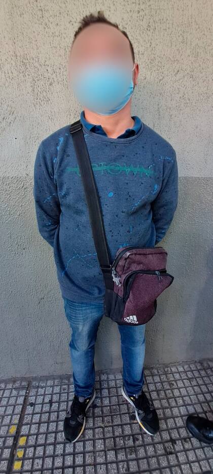 El hombre se hacía pasar por un agente de la fuerza para exigirles dinero a travestis