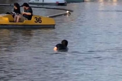 El hombre se metió hasta el cuello en el agua del laguito del Parque Independencia de Rosario para recuperar sus llaves