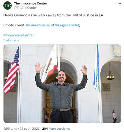 El hombre se mostró feliz frente al Salón de Justicia en Los Ángeles