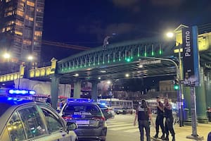 Rescataron a un hombre que intentaba tirarse desde el Puente Pacífico