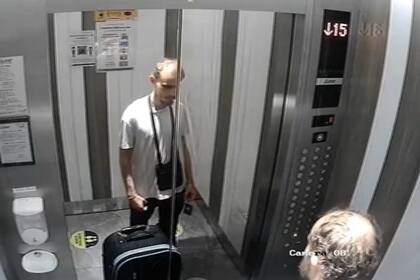 El hombre se retiró del hotel con una valija (Captura video)