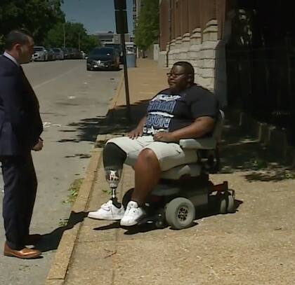 El hombre se transporta en silla de ruedas y ahora tiene una prótesis que no le queda a la perfección