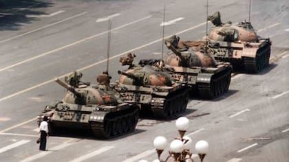 "El hombre tanque" se llamó a este protestante chino que se plantó de pie frente a una columna de tanques durante las protestas de la Plaza de Tiananmén de 1989 en la República Popular China.